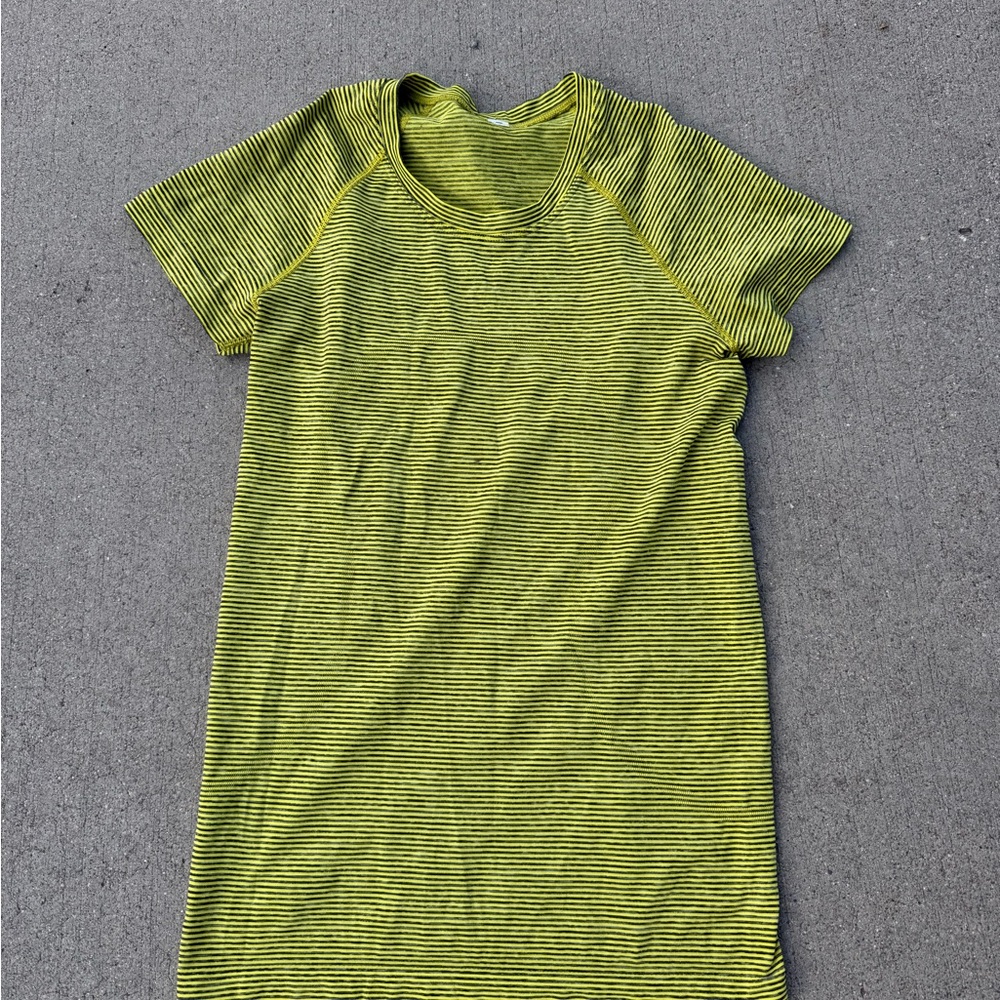 Lululemon Womens Sonic Yellow Striped Swiftly Tech Short Sleeve Shirt Size 6.